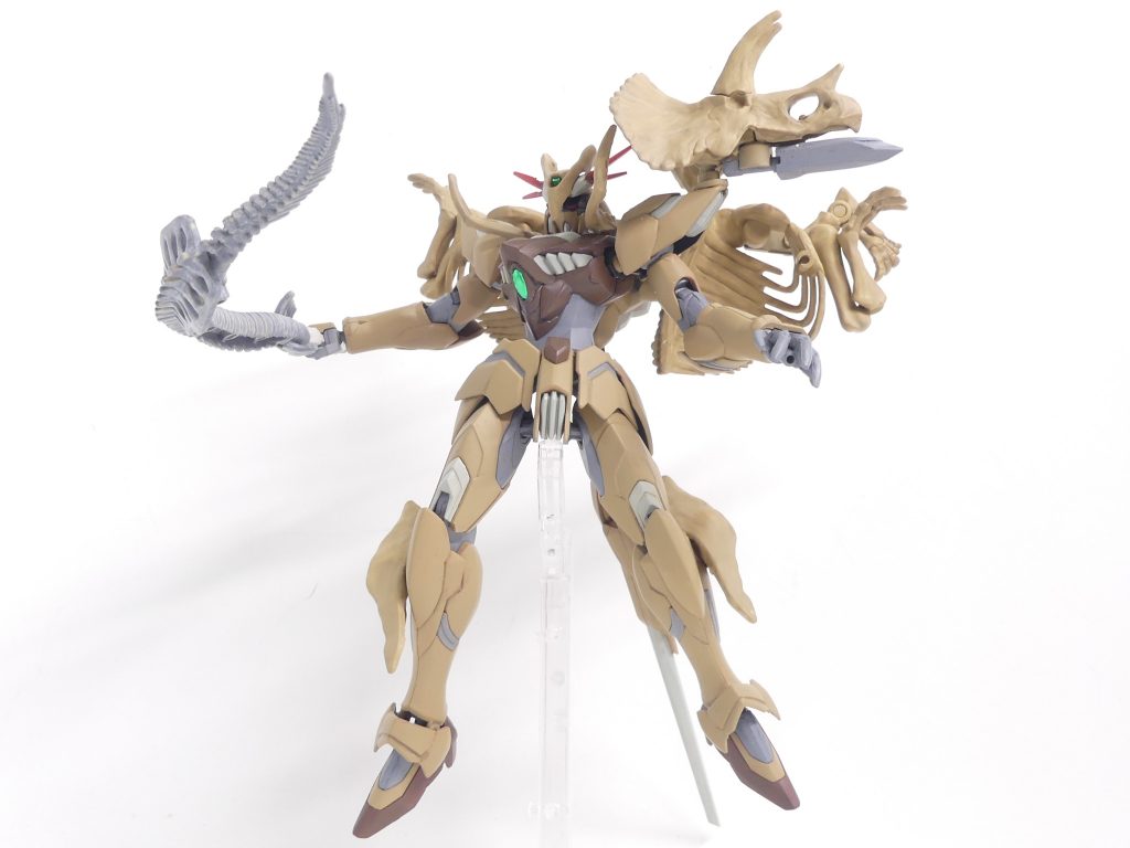 ナノラミネートフォッシルショーテル:主武装となるショーテル型実体武装。トリケラトプスの背骨を模しており、相手の装甲をたたき割る程の威力を持つ。対応のため、右手首は通常のガンダムの手首に差し替えられている。背骨パーツをバインダーガンで武器化。使わないときは尻尾部分に差し込みます。手首はHGCEストライクフリーダムから。