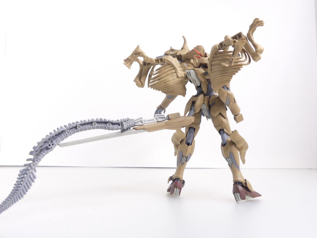 ガンダムレギルスフォッシル:スイゲイのガンプラ。ガンダムレギルスをベースに、防御力や剛性の強化を中心としたカスタムビルドを行った。機動力こそノーマルより若干落ちるが、「鉄血」のMSを参考にした実体武装と強化された電磁装甲はそれを補って余りある。今回改造パーツとして使用したのは、バンスピが児童誌限定の付録として出し話題となったトリケラトプスの骨格プラモデル(現在販売終了)。そのパーツを残らず使用し、レギルスに纏わせています。