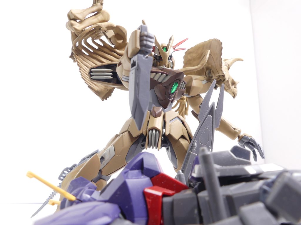 「エルドラパーツ」は組み合わせることで、「エルドラの月」の衛星砲になるらしい。現在もこのフォースネストの中には多くのダイバーが出入りしてはいるが、完成度は10%。正直まだまだだ。完成そのものを疑問視する奴らもいて・・・それらは、彼にアカウントごと「消された」。とにかく今は、運営にその目的を気付かれないようにする。そこで俺達の意見は一致。「絶対的な力」を求めるための戦いが、今も続いている・・・って事だ。勿論、パーツって言うのは持ってかれりゃ減る。それが誰であっても、だ。・・・「ヒトツメ狩り」が来たぞ!そう言われたって、関係ねぇ。俺の思いのままの世界。それを作るために・・・やれよ、レギルス!~あっちとダイバー・スイゲイ。あいつとは、後で出会い・・・そして、大切なもののために戦うことになる~