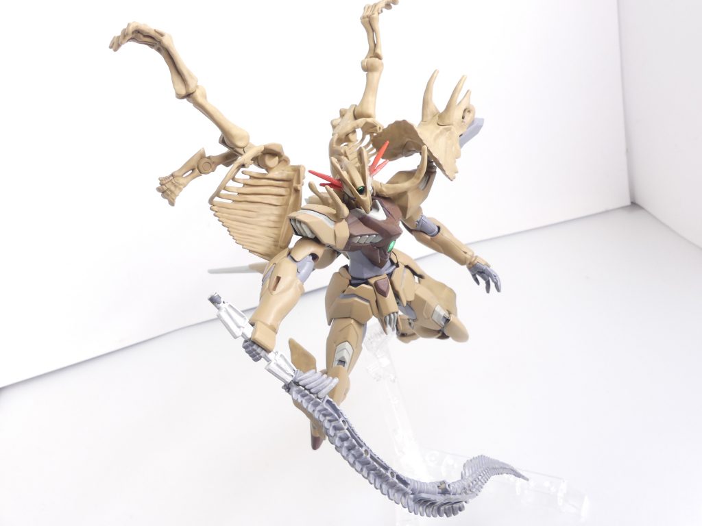 バンカーシールド:トリケラトプスの頭蓋骨部分・・・左肩の装甲パーツはシールドとしても転用可能。その堅牢さは打突武器としても使える。先端にはナイフを装備。相手の装甲をかっさばく。ビームバルカン/エルドラビームサーベル:左手首はヴェイガンMSの特徴であるビームバルカン。砲口は「エルドラパーツ」で追加カスタムを行った。扱いは難しいが威力は上昇しているらしい。トリケラトプスの足パーツは、広げることで翼のように見えます。