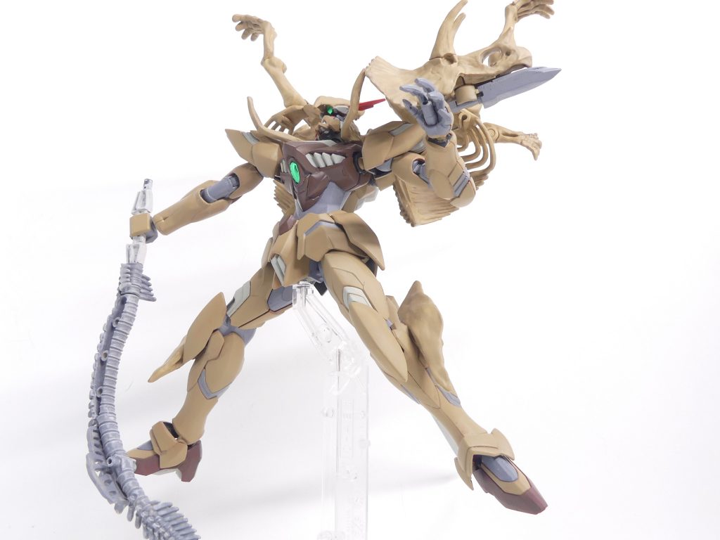 ビームバスター/拡散ビーム砲:ガンダムレギルスが持つ固定武装はそのほとんどが使用可能。ビーム兵器主体のヴェイガンMSに実体武装を追加することで、結果的にバランスは良くなった。なお、ビットつきのシールドは使用していない。頭部はレギルスのものにトリケラトプスの下あごパーツをミキシング。