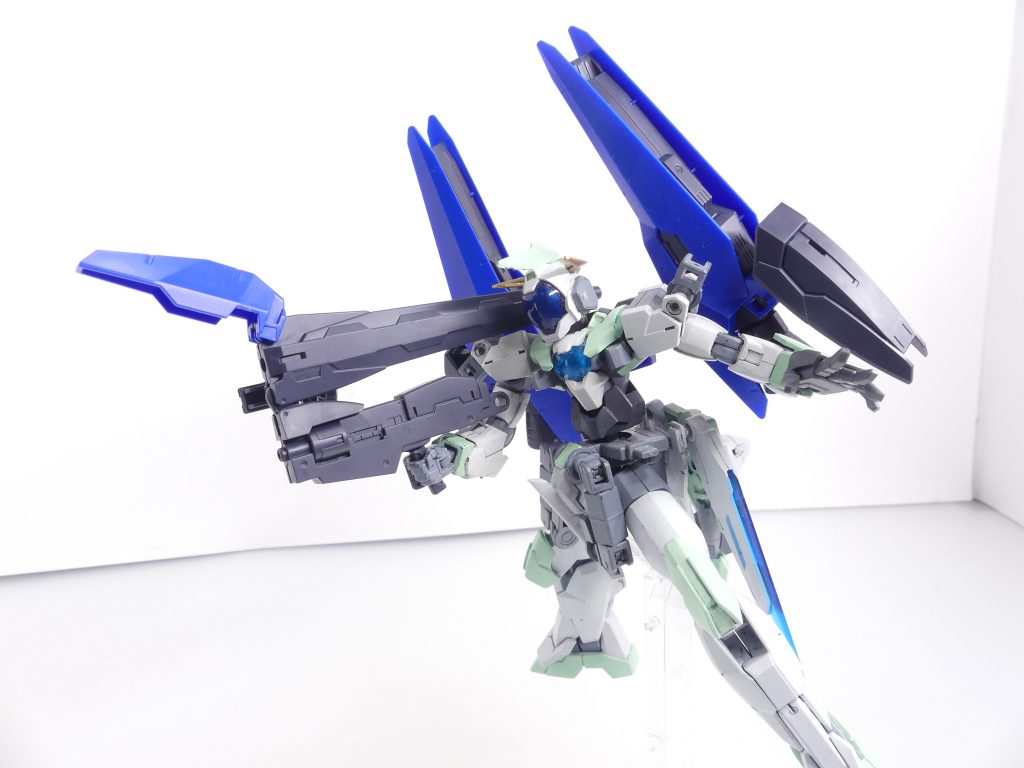 ロングビームライフル：アドバンスドテルティウムの主武装。ハイパーデストランチャーよりも取り回しが良く、それでいて威力も高い。ヒュージブースター：背中に背負った高機動ブースターユニット。･･･クアドルンに乗った方が早いとか言わない。バレルを折りたたみ可能。スプレーガン的にも使えそう。指かけなしの通常ＨＧＢＤ仕様。大型の重火器のため持ち手が負けやすいです。 