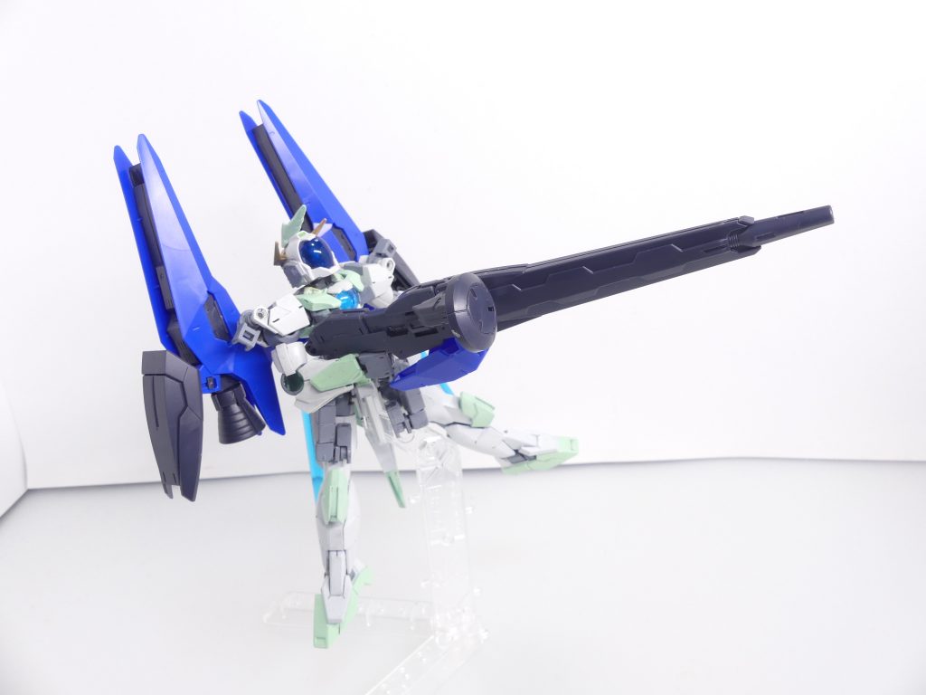 ガンダムアドバンスドテルティウム：ヒロト達「ビルドダイバーズ」によって助けられたシドー・マサキ、またの名をダイバー・シド。本来なら病院で絶対安静であるところであったが、彼なりの責任を果たすためにＧＢＮにダイブ、エルドラを巡る最終決戦で聖獣・クアドルンと共に大気圏を脱出。そのままヒロト達の援護に参戦した。この際、バックパックと武装には変更が加えられている。ひとまずヴィンテージに装備。「ＥＸ」最終回以降のライトボディ仕様です。通常のガンプラにはＡＧＰ２つ穴のバックパックユニットに組み付ける形となりますが、あくまで簡易的なものなのでちょっと抜けやすい部分もあり。大型のロングビームライフルが目を引きます。 