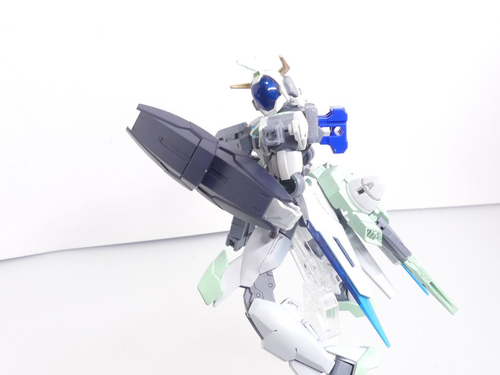 シールド：ヒュージブースターの両側面に装備されるハーフサイズシールド。合体させると通常のシールドになる。シールド裏面には３ミリ穴が３個。好きな場所に持ち手パーツを取り付けます。ヒュージブースターへは持ち手を引っかけて固定します。色分けはないので普通に構えると別機体みたい。 