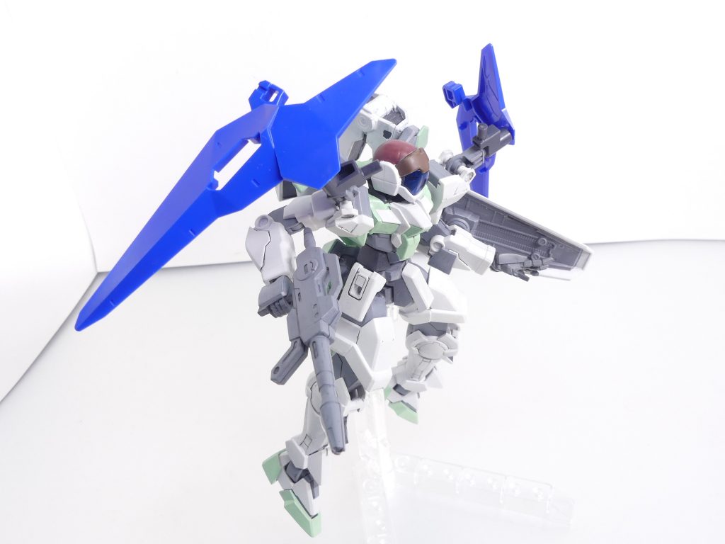 ＧＮネイキッド・ハチに装備。ヒュージブースターの外装パーツは３ミリ軸。ジョイントパーツと組み合わせてかっこいいバインダー風にしてみたり。むしろこっちの方が好きかも。 