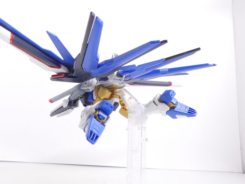 ～ＧＢＮ内・いずこかのディメンション～ＧＢＮは、すっかり変わった。でっかい勢力と勢力とが、争うようになった。「ネクサス」だとか言って。･･･あっちは、それに興味を持たない。これじゃ、まるで･･･一年戦争が終わった後、ジオンの残党を蹴散らそうとしてる連邦政府だ。あっちは、今日も戦場だった場所を飛んでいる。何か楽しいことないかなとか、見たことないものが増えてないかなって。今も、このＧＢＮには･･･どこか引かれるものがある。一日に何個かは、知らないものを見つけられるのだから。ＧＢＮは、すっかり変わってしまった。あっちは、変わったＧＢＮを飛ぶ一羽の鳥。･･･飛ばして、ブルーバード。狩りにあわないようにその場を去る。あっちの目的に反し、「武装」にまみれた愛機の機首をあさってに向けて。～そのダイバー、ダイバーネーム・コウメ。これは、変革の時代に飛ぶ、小さな鳥の群れの物語～ 