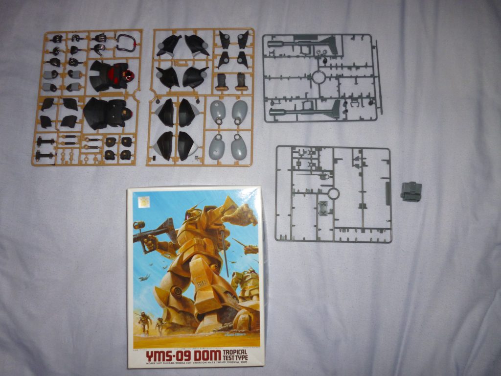 ランナー塗装ビフォーアフターです。ご覧の通り、使用したのは局地戦闘型ドムです。どうせ組み立ててから塗り直しはしますが、このパーツの段階で一旦色を塗っておくと、細かい部分を後で塗る手間が省けますし、何より完成時のイメージが掴みやすくなる気がします。