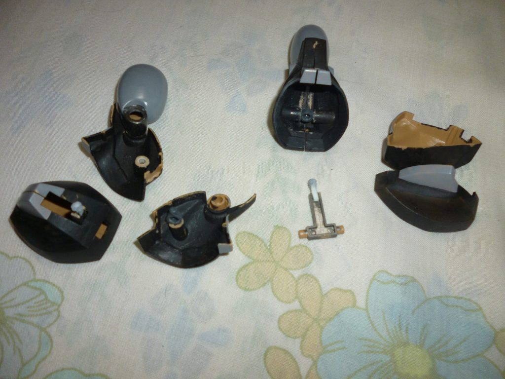 足首関節です。もともとキットに付属していた関節パーツをベースに、プラ板とパテでボールジョイント(♂)を製作しました。スネ内部にはポリキャップでボールジョイント受けを取り付けてあります。ここの関節をボールジョイントにするだけで、キットが取れるポーズの幅がかなり広がるのでオススメです。