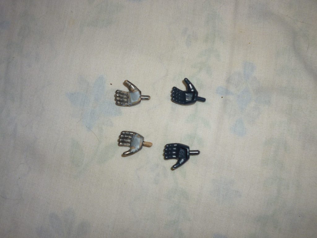 手首です。画像右が加工前、左が加工後です。少々見づらいですが、このキットの平手には四角い肉抜き穴が空いているので、プラ板とパテで塞いでおきました。これだけでも見た目がかなり改善します。