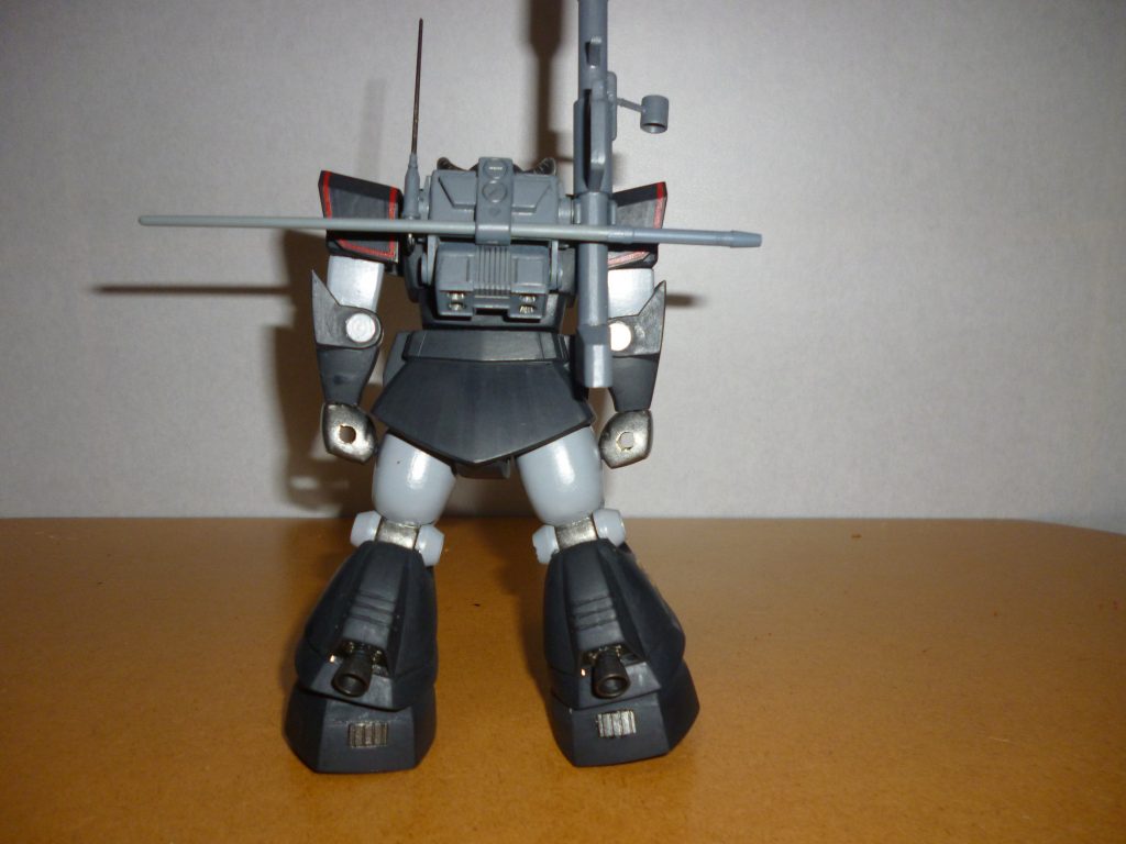 リアビューです。バックパックは「1/144 プロトタイプ・ドム」のキットから流用しました。このバックパックの造形、相変わらず旧キットとは思えないトンデモクオリティです。また、ヒートサーベルだけでなくジャイアント・バズもマウント可能なところが嬉しいですね。