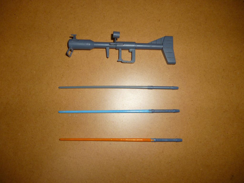 武装一式です。と言っても、ジャイアント・バズとヒートサーベルのみですが・・・。ヒートサーベルは非稼動状態のグレーのモノと、稼動状態のスカイブルー、オマケでオレンジ色のモノを用意しました。というワケで、早速装備させてみましょう!