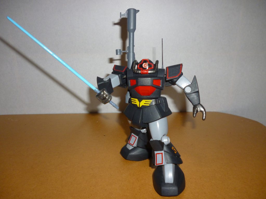 ヒートサーベル装備です。オレンジも悪くはありませんでしたが、やはりドムのヒートサーベルはこの色がしっくりきますね。旧キットだとなおさらです。ちなみに腰と足首の関節をいじってあるので、それなりにポーズが決まるようにはなっています(関節の加工については、また後ほど)。