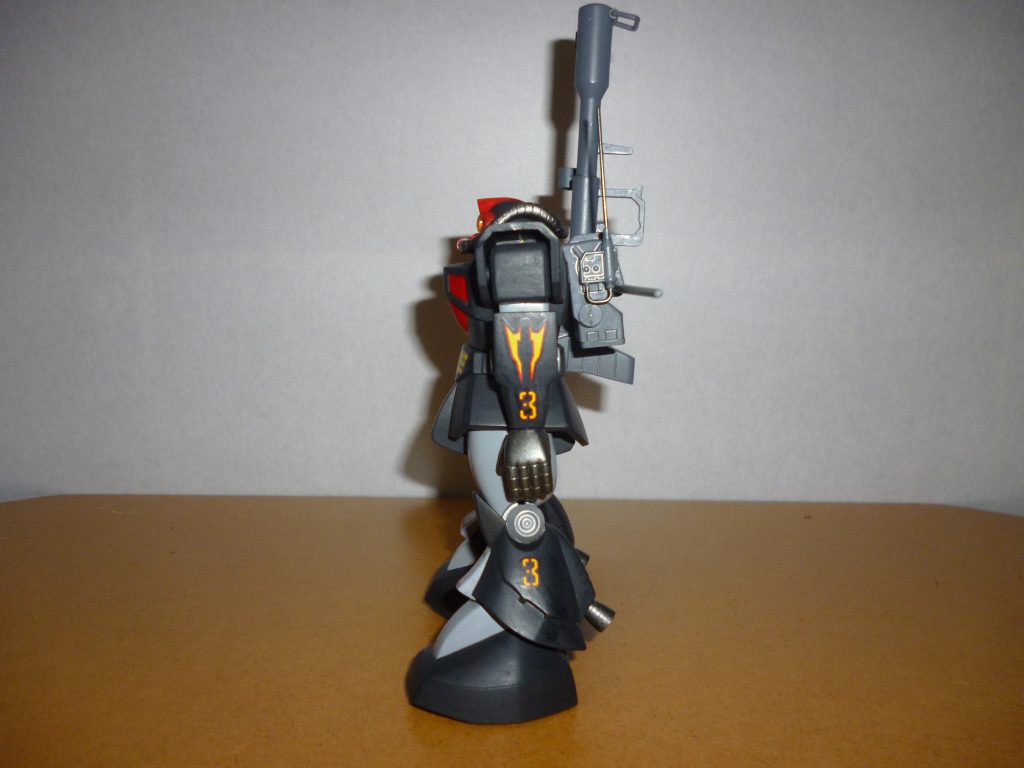 サイドビューです。デカールが非常にカッコいいです。キットの説明書に指定はありませんでしたが、箱絵のイラストではスネの側面にも「3」のマーキングが入っていたため、余ったデカールを貼ってみました。