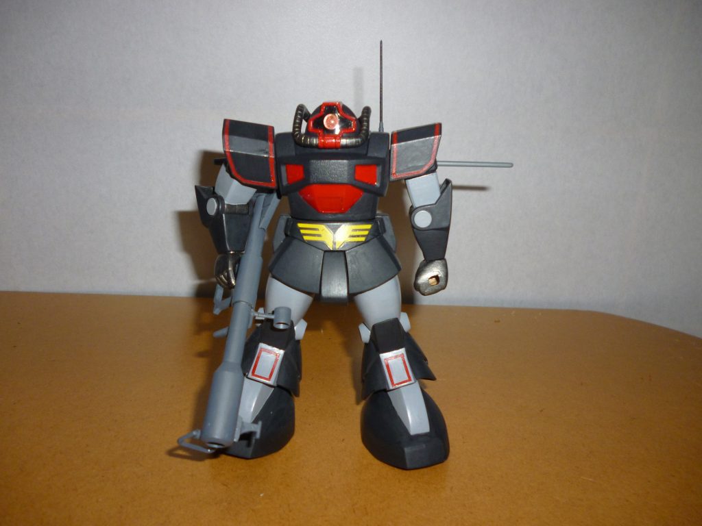 ジャイアント・バズ装備です。古いキットのため、残念ながらこうして脇に抱えるポーズが精一杯ですが、やはりドムといえばこの武装ですね。