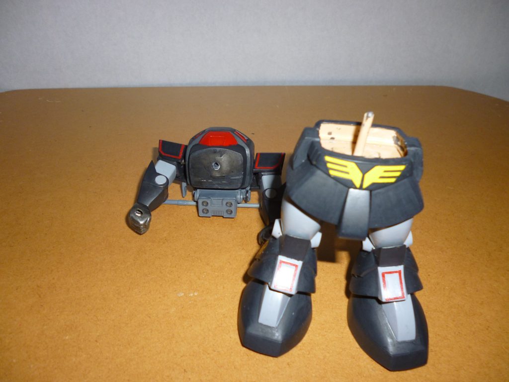 胴体の加工です。ベルト(?)の上で上下に分割したあと、上半身にはポリキャップを固定したプラ板を、下半身にはランナーを切って作ったプラ棒を取り付けてあります。これにより、腰のひねりを再現できるようになりました。