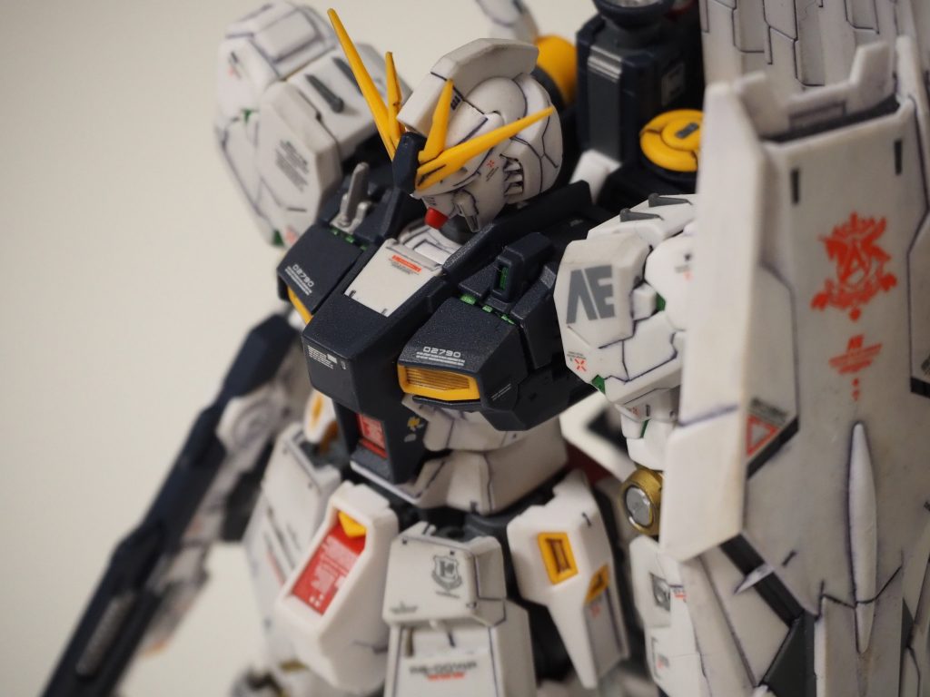 胸部外装からフレームが見える箇所もグリーンで塗装