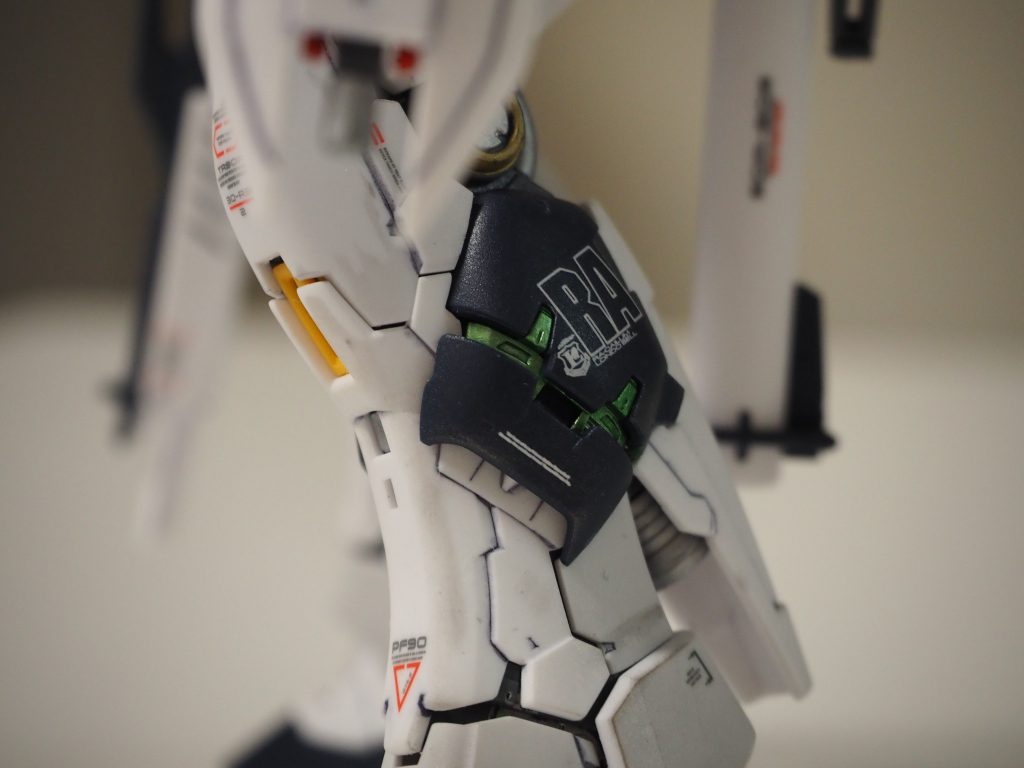 MGのVer.Ka風に展開して内部フレームが見える箇所をグリーンで塗装しました