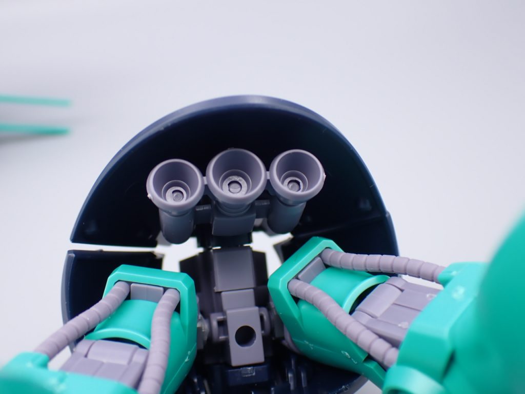 脚と頭部の動力パイプは、TPE素材。ガイアのマルチプライマーを下地にして水性ホビーカラーで塗装しました。