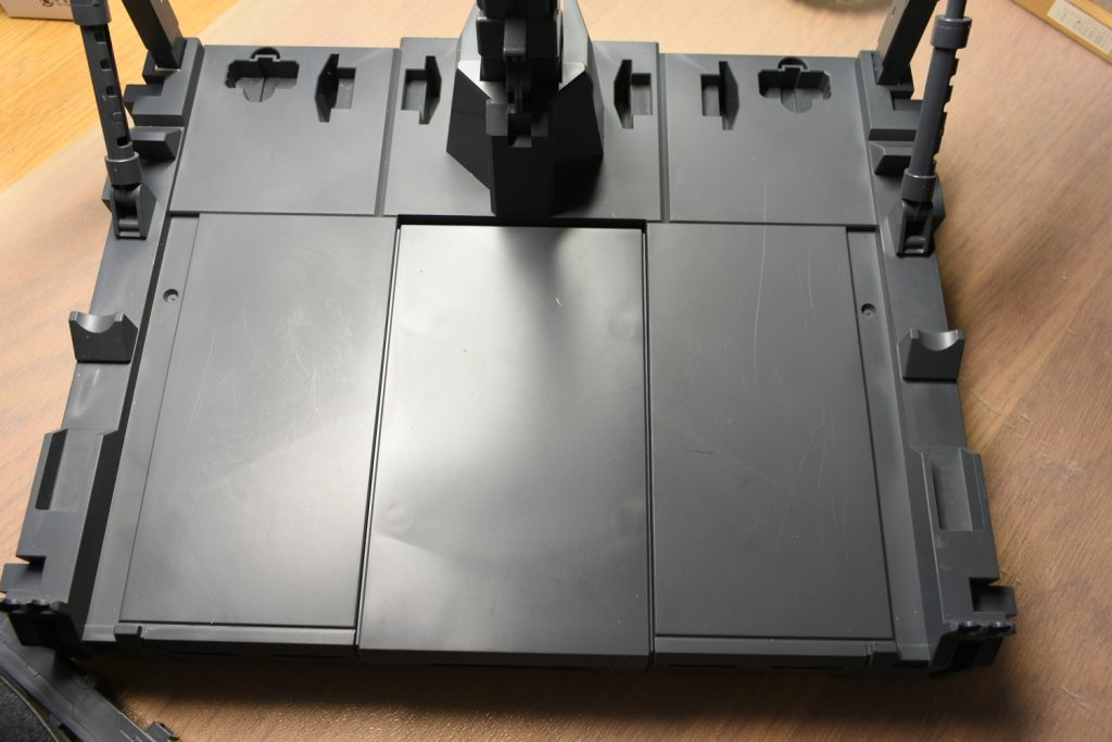 PGフェネクス側の台座に穴あけして、スタンドを安定化させています。