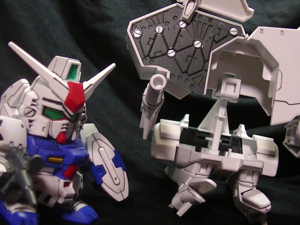 本当はHGを作りたいのですが、高すぎデカ過ぎ置く場所無い、の三重苦なので断念。とはいえ、SDでも十分カッコイイので飾るならこっちのほうがいいですね('ω')