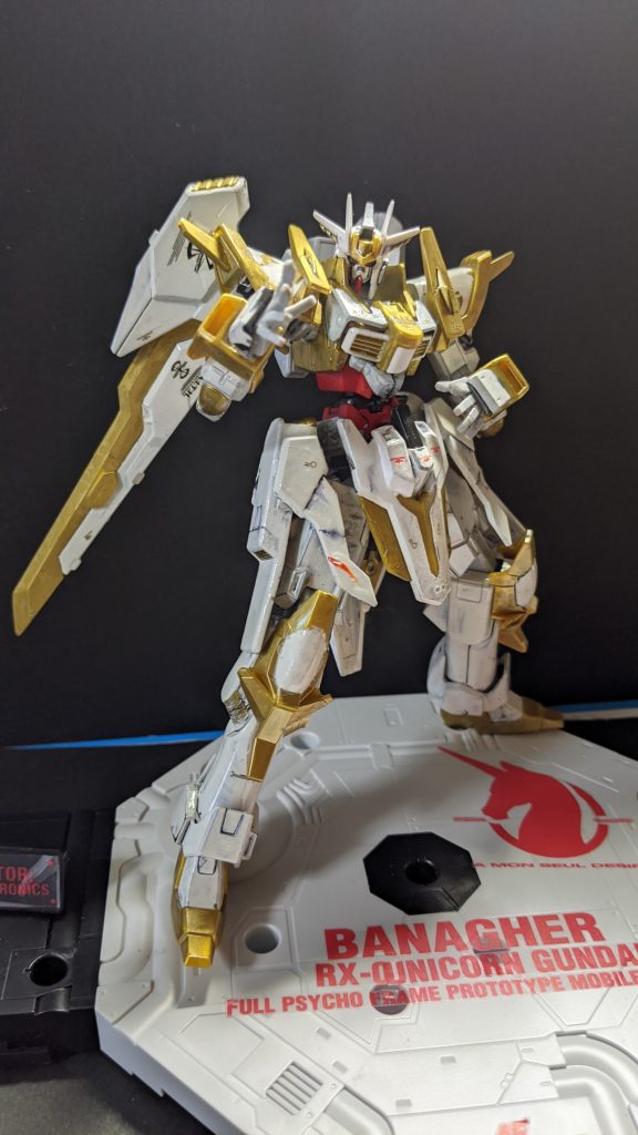 格闘。機動性が高く設定されているため武器を頼らずに手刀などの格闘戦能力も高い。白騎士となった事で能力の制限も解除されているため様々なジャンルの格闘術を使うことが出来る。この汎用性が後のディナイアルガンダムに繋がっていく。