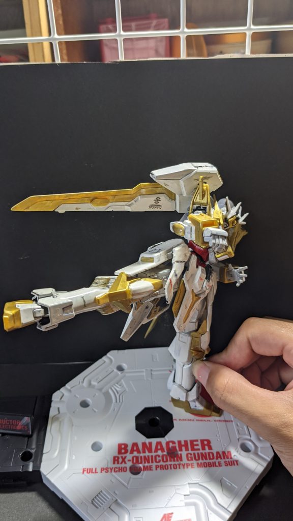 僕の手が写ってますが蹴り飛ばすシーンも様になります。