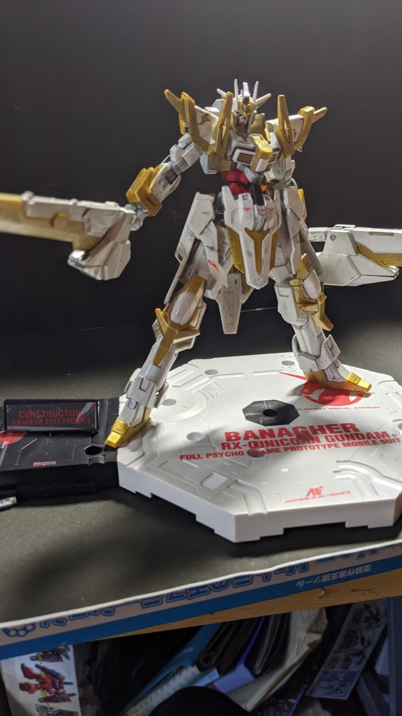 フリューゲルヴァイスメッサー。背部ウィングを取り外す事で二振りの剣黒騎士が持つものが魔剣ならこちらは、聖剣である。粒子を纏わせる事で様々な攻撃が可能になっている。