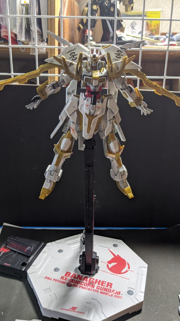 特殊モードValhalla(バルハラ)。白騎士時のみ使用可能な特殊なモードで機体に貯めてある粒子制御装置のリミッターを解除することで機体全体が黄金の粒子に包まられ約3分間機動性が爆発的に上がる。しかし3分過ぎると機体に負荷がかかり自壊の恐れがある為諸刃の剣となっている。