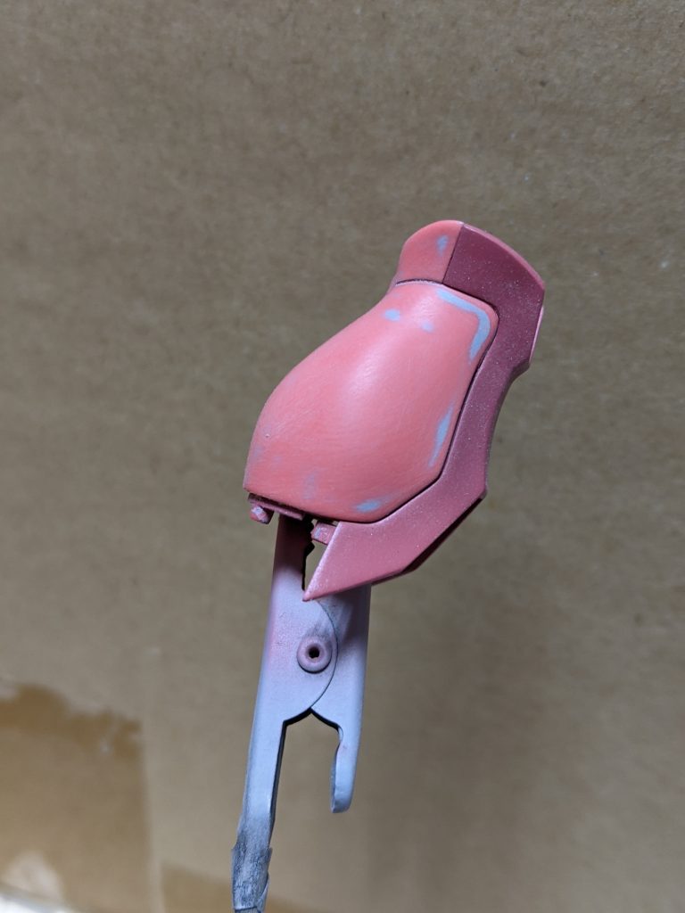 塗膜を盛大に削ってしまい、ふくらはぎリテイク時の写真。このキットは成型色もとても良い色味ですな〜こういうの「まそお色」っていうのかな?