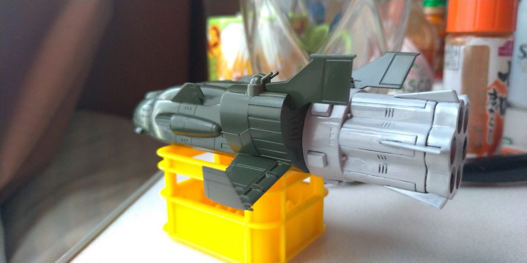 本体はロシアングリーン、ブースターはガイア・ミディアムグレーⅡです。この時点でスミが入ってるように見えるのは元々ブースターの溝が深いからです。