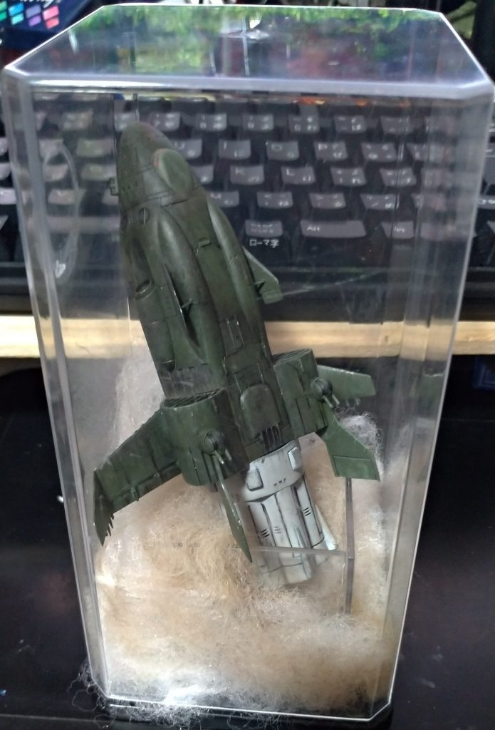 綿を入れたあと。内側の透明板は翼がプラプラしないように支えるためのものなのですが、要らなくなって外しました。