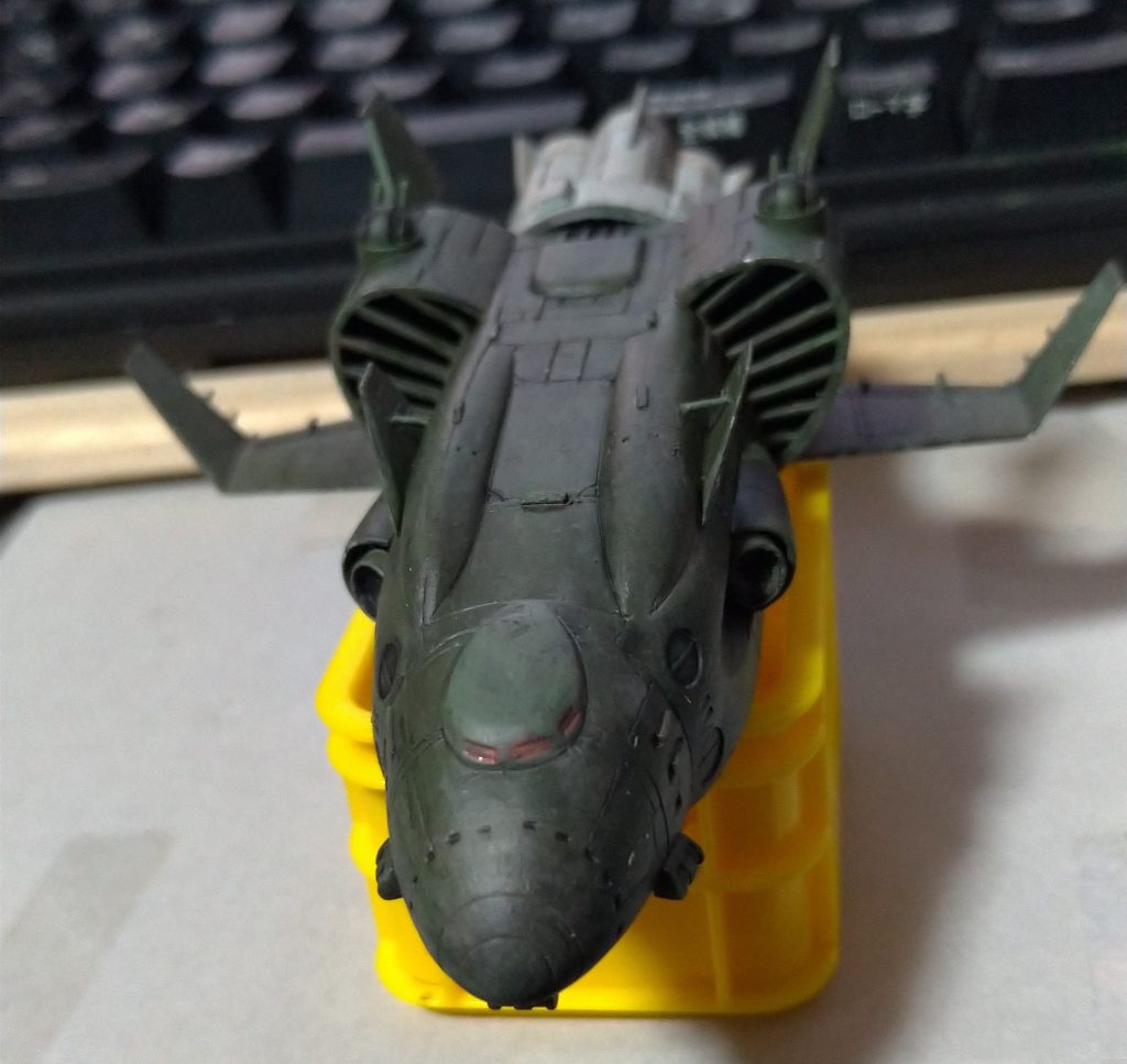 大気圏離脱直前ということで機銃などは格納するだろうと思い、銃身を削ってしまっています。エンジン上の砲塔は後ろに向けました。クソデカミサイルのところは蓋でもしようかなーと思っていたのですがそれとなくディテールパーツを貼るだけにとどまりました。