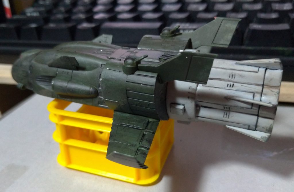 全体にケガキと伸ばしランナーによるモールドを入れ、スケール感を損なわないように意識しました。とはいえ1/2400って参考になるものがないので難しいですね。例えば今回主翼に入れたちっちゃいプラの板とか、ザクくらいのサイズがあるってことですもんね。