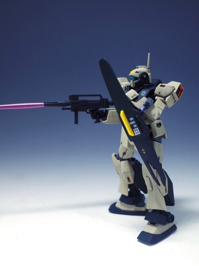 ビームサーベルを差しているだけです。