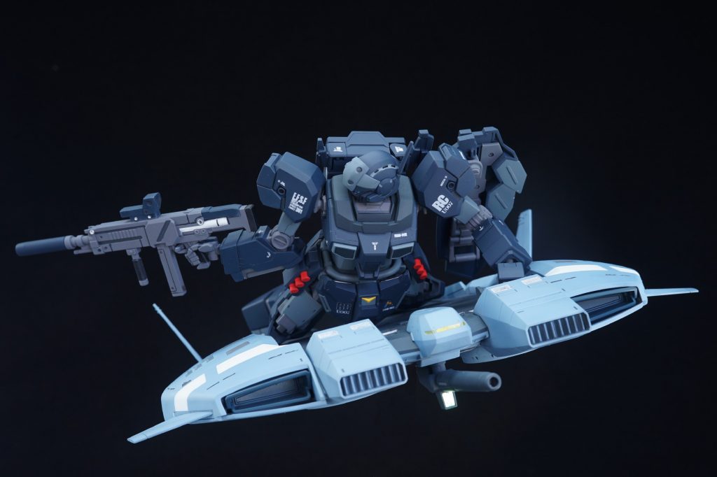 ・ベースジャバーベースジャバー(UC.ver)も完成してたので上に乗せて遊んでいきます!伏臥姿勢はもちろん、上体を軽く持ち上げて側面や下方への射撃姿勢も取れますよ。