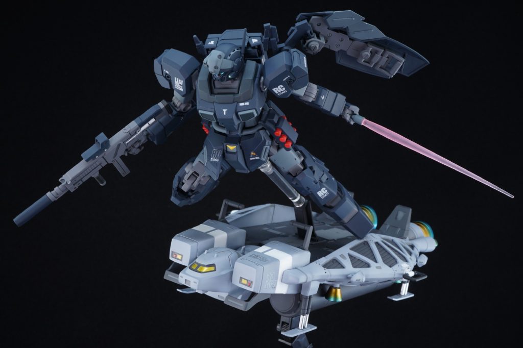 SFSからジャンプ!ナイジェル・ギャレットさんはOVAではカークス落としてシャイアン基地占拠したくらいで名有りパイロットとバトってないせいで地味なんですけど、小説版では抜群の連携でフル・フロンタルを本気にさせる程の凄腕なんですよね。ユニコーンの随伴機という事で破格の高性能を与えられたジェスタと地味なSFSのコントラストは格別ですね(*´ω`*)