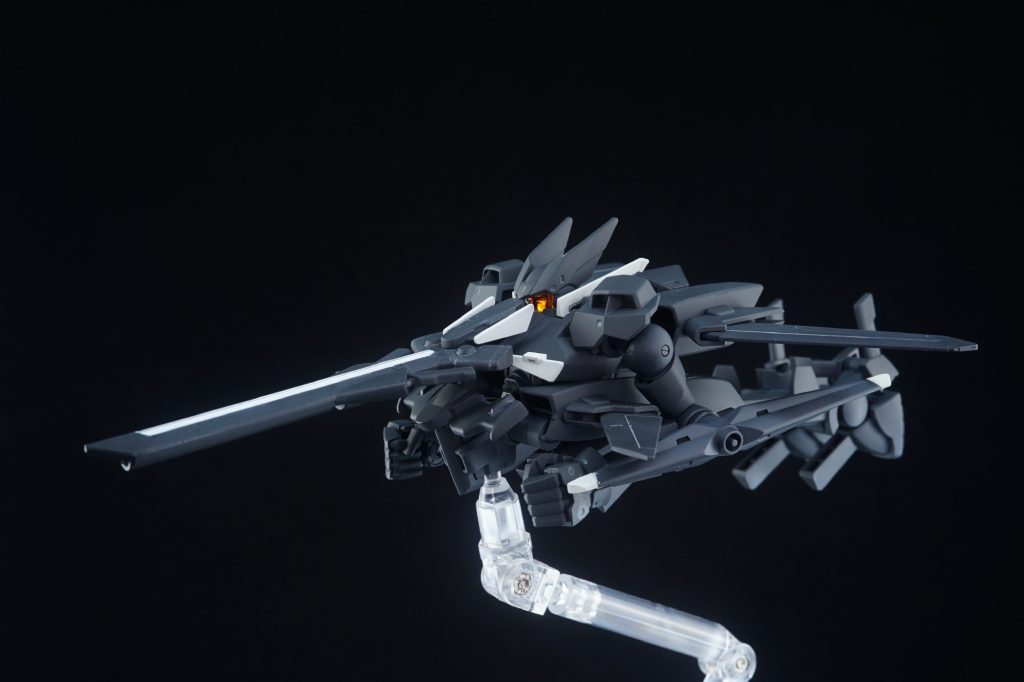 ・フライトポジション割と簡易な変形機構ながら大きくフォルムを変えてくるいい変形です。空中で変形する荒業もあるんですが、プラモでさえ腕が腰の羽根に干渉しまくるのでハムの技量の高さがうかがえますね。