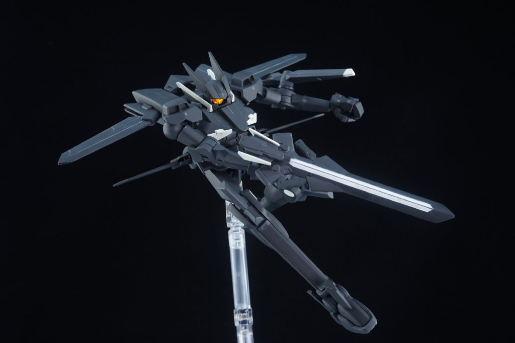 ・引き撃ち 航空機系MSらしいポーズなのでお気に入り♪リニアライフルのラインが白なのは一般機で、グラハム機のは青だそうです。