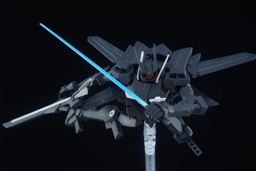 ・突撃ソニックブレイドを抜いて突撃する感じで。ウイングはMS形態でも動かせるので、何となく高速形態状態にしています。