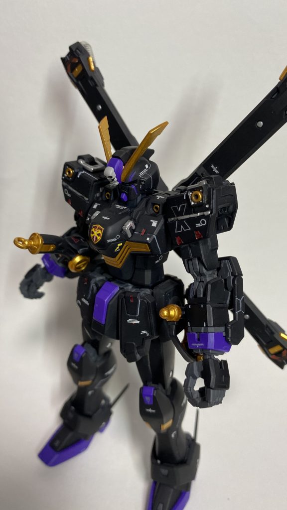 ここからはマントを脱いでの写真を。デカールについて、基本的にはコーションデカールやストライクノワールとか武者頑駄無のデカールを貼ったり色々使ってます。細かい部分のメタリックレッドはメタリックテープを切り取って貼ったりしてます。肩の[X]マークはストライクノワールの[AQM/EX09S]というデカールの[X]一文字を切り取って、さらに上下に半分に切って張り付けてます。[2]があれば一緒に貼りたかったけども、いいのが無かったので断念。本当なら黒背景で撮りたかったのですが、環境が無かったのでこちらも断念。いずれ整えたい。