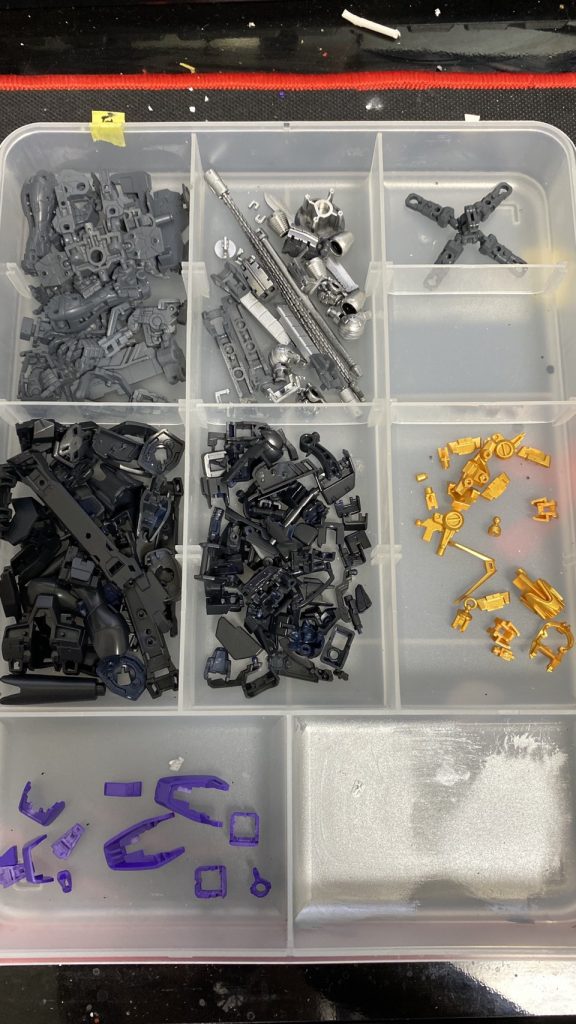 グレー:メカサフヘビィ(いつもお世話になっております)黒:フィニッシャーズのカーボンブラックマット金:スターブライトゴールド(橙色を抽出して黄味を強めにしています)銀:EXシルバー、バーニアだけプレミアムミラークローム紫:Mr.カラーのパープル部分塗装のシルバーは4ARTIST MARKER墨入れは金にはブラック、黒にはライトグレーのタミヤ墨入れ塗料を使ってます。一部アクセントにはラピーミニのメタルテープを使ってます。