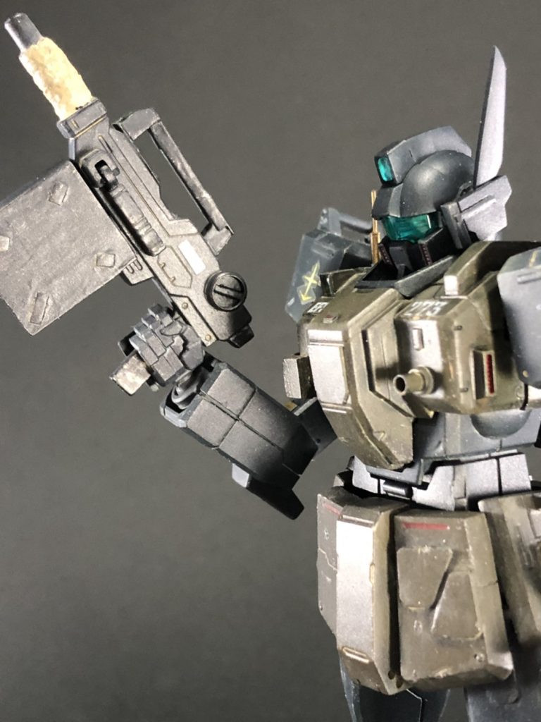 ”片翼の狩人”は3つの部隊で構成されており、この機体は、ルイス中尉の専用機である。元々、暗殺部隊にいたこともあり、ナイフの扱いや様々な銃火器の扱いも慣れていたルイスは、MS戦闘に”CQC”を混ぜた新たな戦術を完成させた。