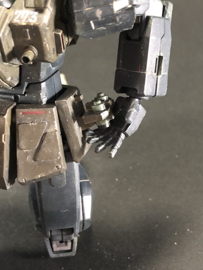 サイドアーマーのグレネードラックは、可動式です！これなかなか苦労しました～😭グレネードは、1.5ミリくらいのプラ棒に市販のディテールアップパーツをつけてそれっぽく！