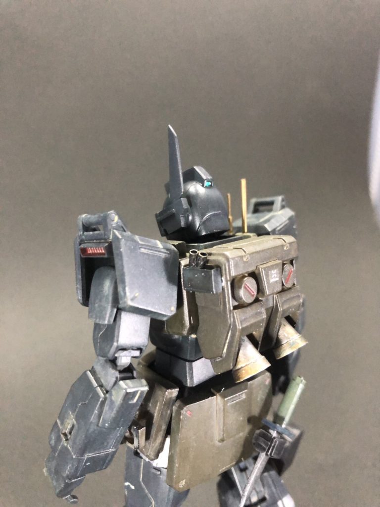 またバックパックには、スモークディスチャーを装備しており、ステルス性を高めている。ビームサーベルは基本的に装備しておらず（使用はできる)　夜間戦闘が多いことから、サーベル使用時の発光がステルス性能を弱めてしまうと考えたからである。