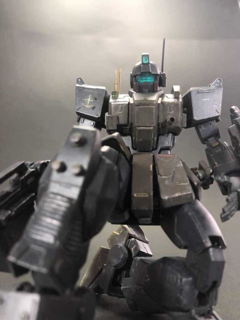 オデッサ作戦敗戦後、連邦軍によって接収されたイフリートナハト。搭載されている強力なジャミング性能を研究するために、この機体は作られた。陸戦型ジムをメインに作られたこの機体は、モルモット小隊に配備されたという。終戦を迎えた0080年。ジオン軍残党勢力を重く見た地球連邦軍上層部は、残党狩り部隊を編成。平和を迎えた日々とは裏腹に各地で戦闘が行われていた。この機体は、第4高高度空挺中隊”片翼の狩人”に配備され、東アジア戦線（通称：ペキン戦線）で高高度からの奇襲による敵残存勢力の掃討に任じていた。しかし、アフリカ戦線の残党勢力の拡大、被害の増加を受け、遊撃隊としてアフリカ戦線攻略部隊に再編成された。