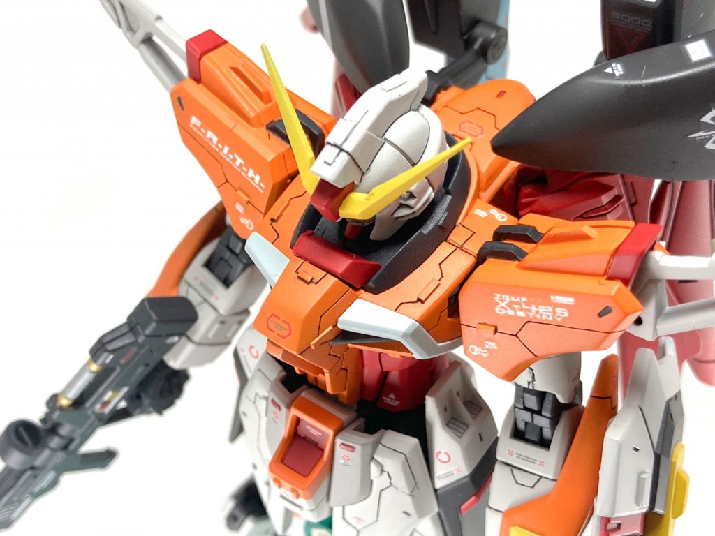 肩にもプラ板でフレームをイメージした装飾を追加。