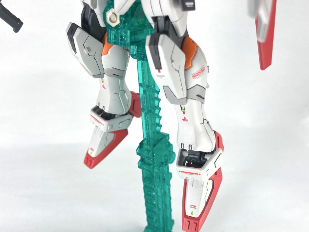 足周りには今回プラ板のはめ込みで初めてセンサー的な装飾を施してみました。