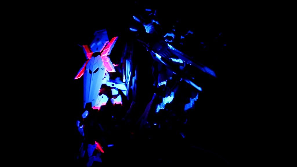 ペルフェクティビリティの青発光の方が光り方が強い印象です