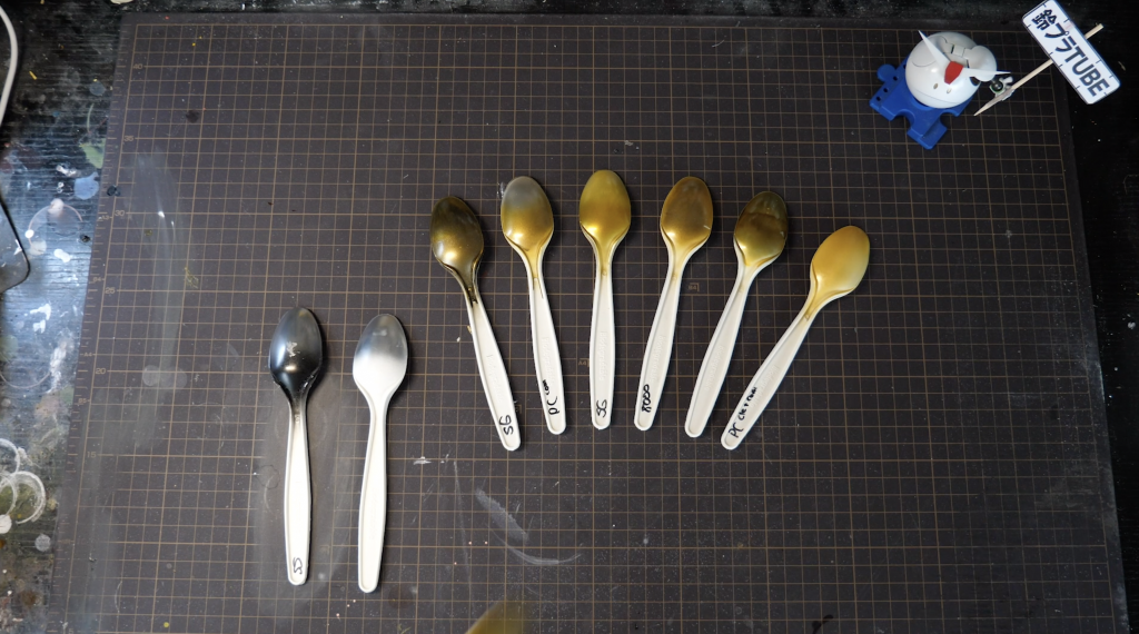 今回どんな金色になるかなと、いくつか試しました。使った塗料も動画にて紹介してますので、ぜひ見てみてください(^ ^)ちなみに今回の百式は、クリアオレンジ&蛍光ピンク(少し)でクリアオレンジを作りました。