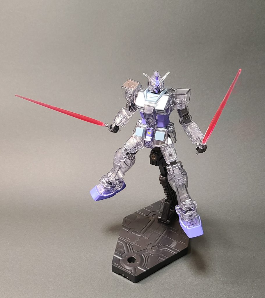 ビームサーベルの柄はバックパックから取り外し可能です取り付けているビームサーベルの刃はリーオーのキットに付属していたものですいくつかキットを持っているとこういうことができるのがいいですよね